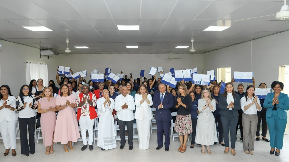 Cuidados domiciliarios se fortalecen en Azua con la habilitación de 71 personas cuidadoras de adultos mayores