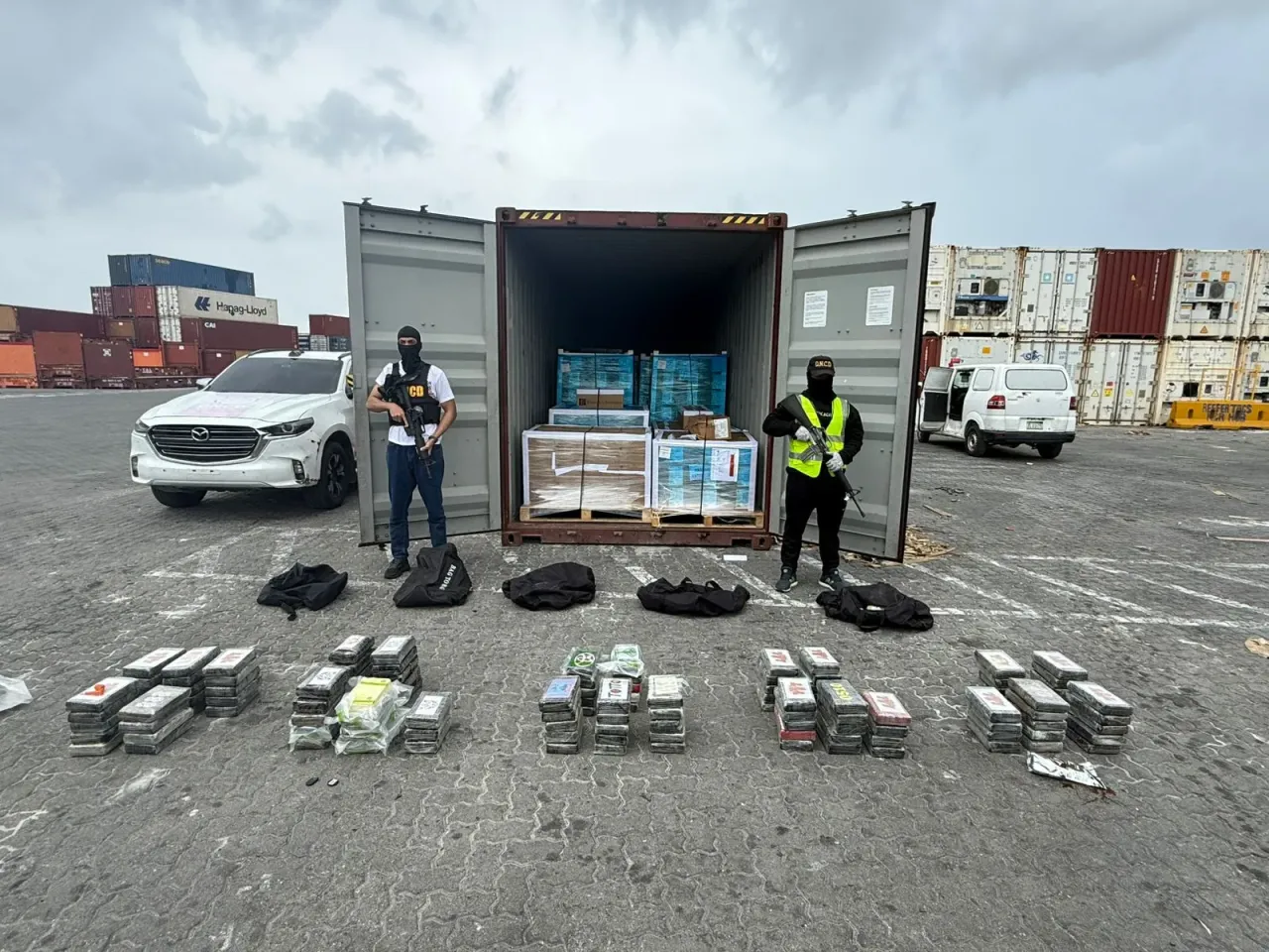 Cocaína oculta en tubos dentro de maletas fue descubierta por la DNCD en el aeropuerto del Cibao