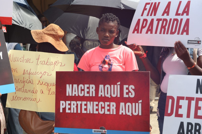 Protesta haitiana frente al Palacio Nacional exige detener deportaciones y reclamar reconocimiento de derechos
