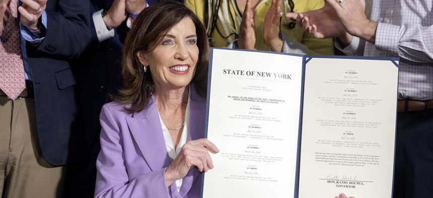 Control migratorio en Nueva York será limitado con nuevas leyes firmadas por Kathy Hochul