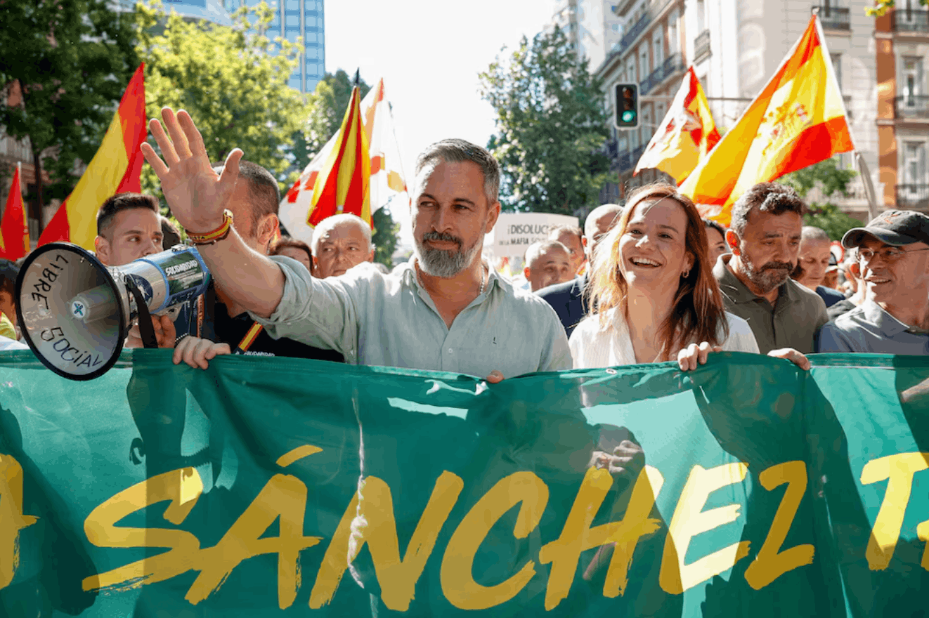 Protesta en España reunió miles de personas en Madrid para exigir la dimisión de Pedro Sánchez