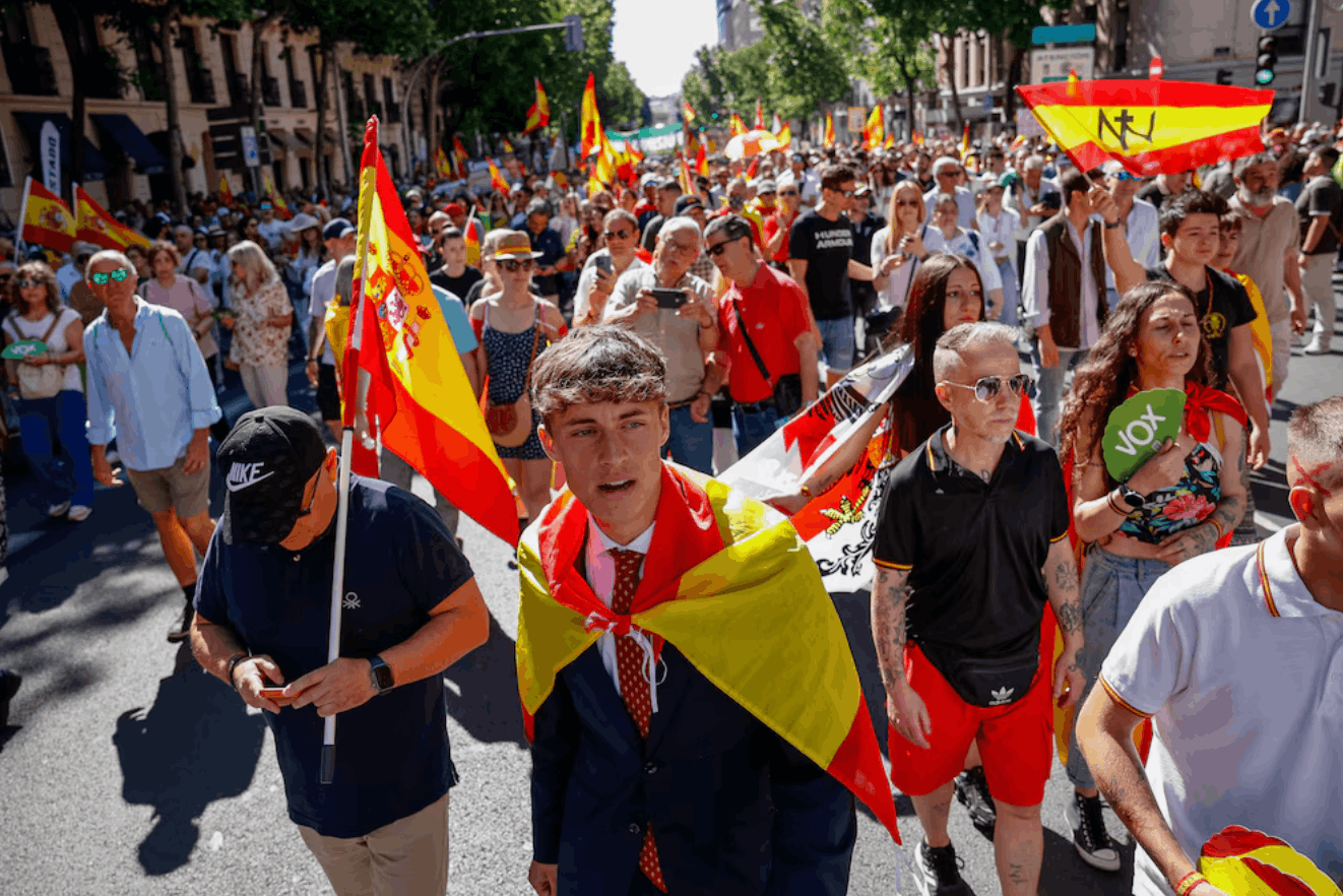 Protesta en España reunió miles de personas en Madrid para exigir la dimisión de Pedro Sánchez