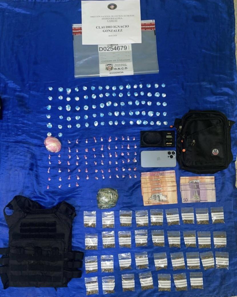 Apresan a dos presuntos integrantes de red y ocupan drogas y evidencias en Boca Chica