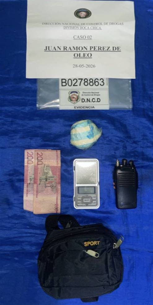 Apresan a dos presuntos integrantes de red y ocupan drogas y evidencias en Boca Chica