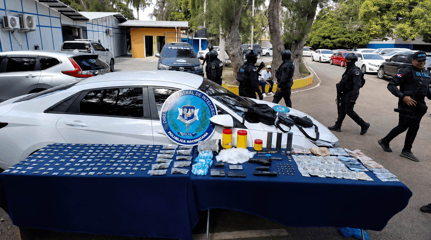 Operativo policial en Santiago deja drogas, dinero, arma de fuego y un vehículo ocupados