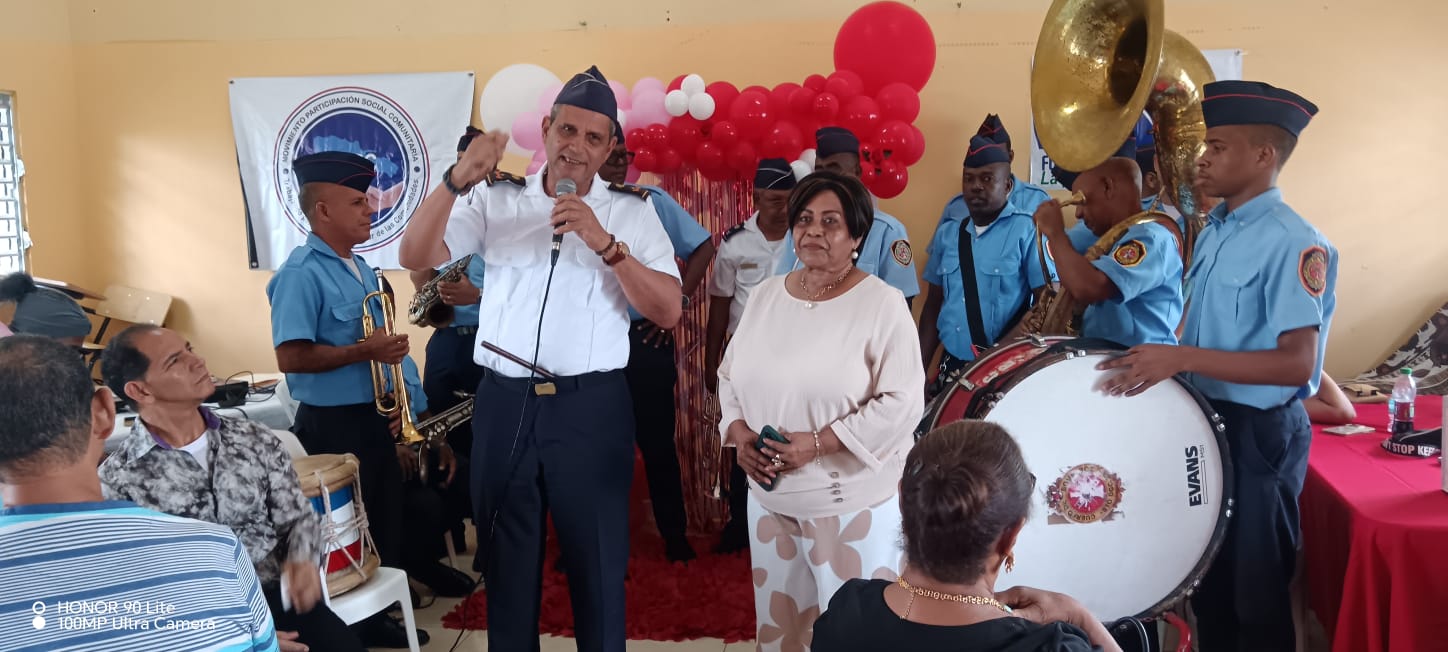 Madres son homenajeadas durante actividad en Santo Domingo Este durante una actividad comunitaria