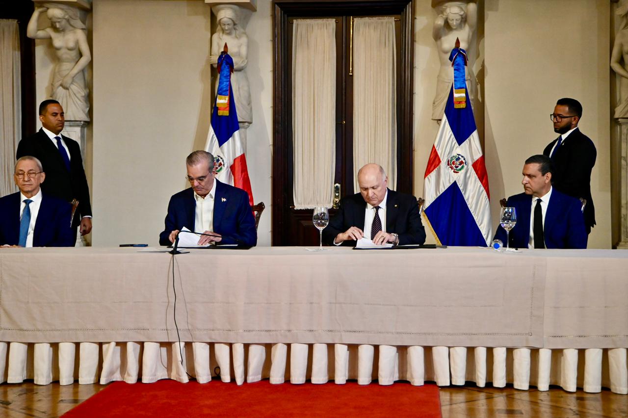 luis Abinader firma acuerdo para fortalecer la institucionalidad y la democracia