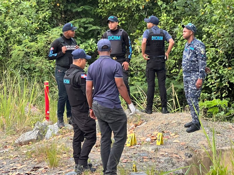 Doble homicidio mantiene bajo investigación a las autoridades tras hallar dos hombres muertos a tiros en Jarabacoa.