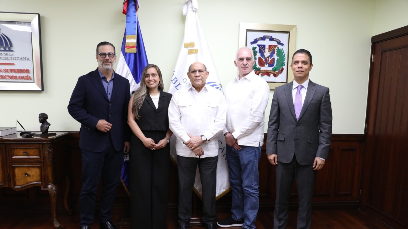 Formación aeronáutica será fortalecida mediante alianza entre Mescyt y Arajet