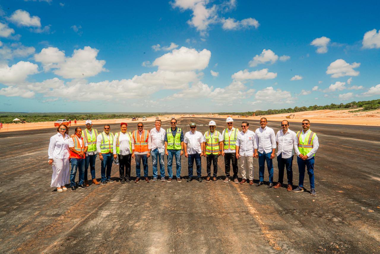 José Ignacio Paliza supervisa construcción del aeropuerto Cabo Rojo en Pedernales