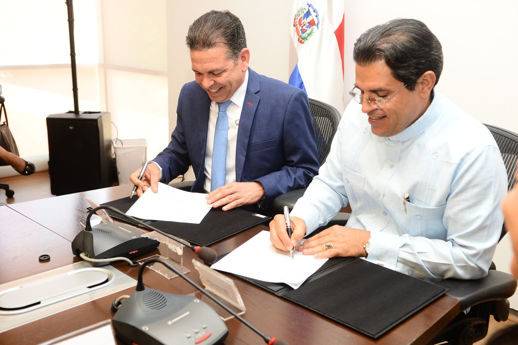 Acuerdo entre Proindustria y PUCMM impulsa innovación industrial 