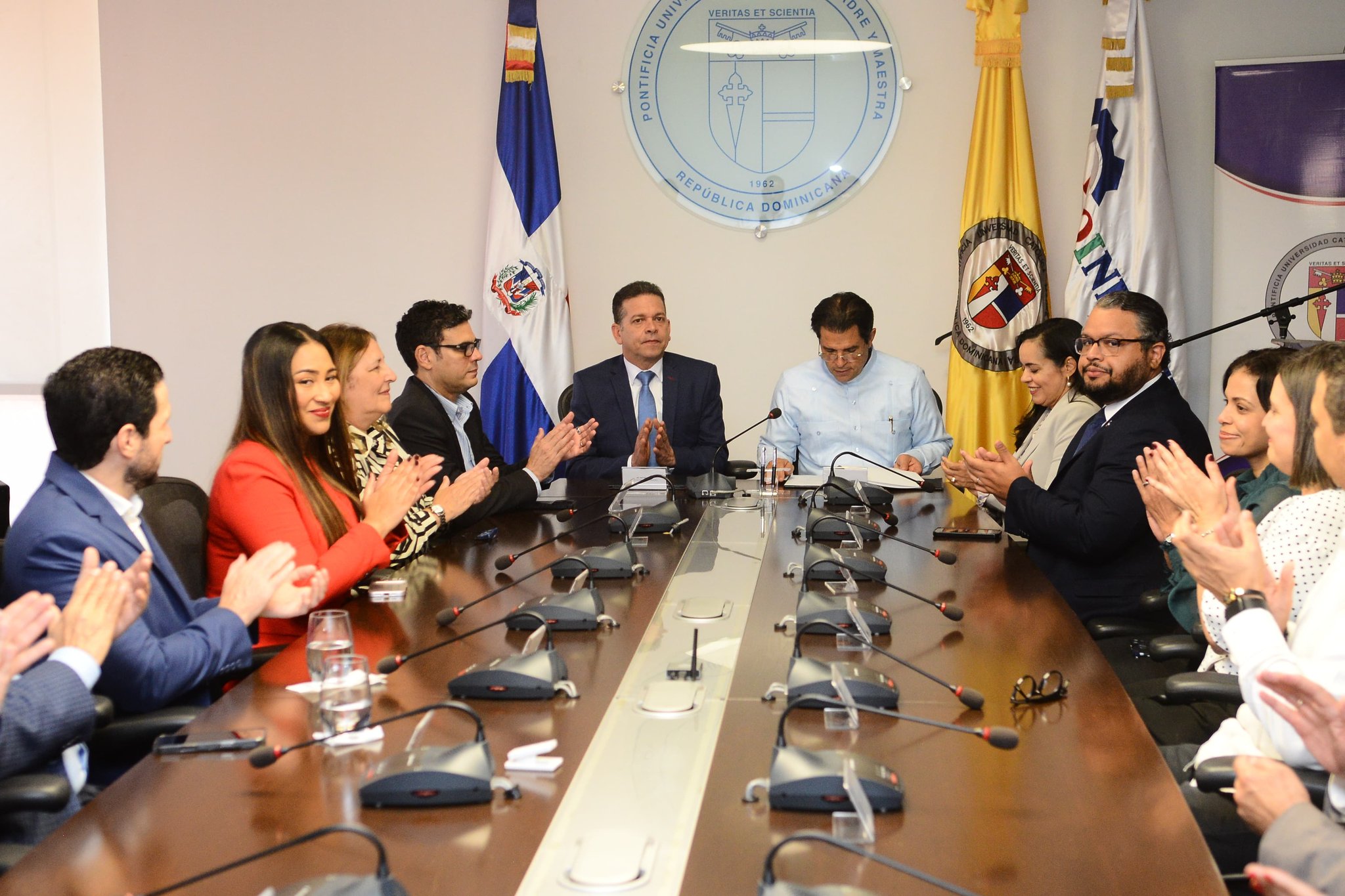 Acuerdo entre Proindustria y PUCMM impulsa innovación industrial 