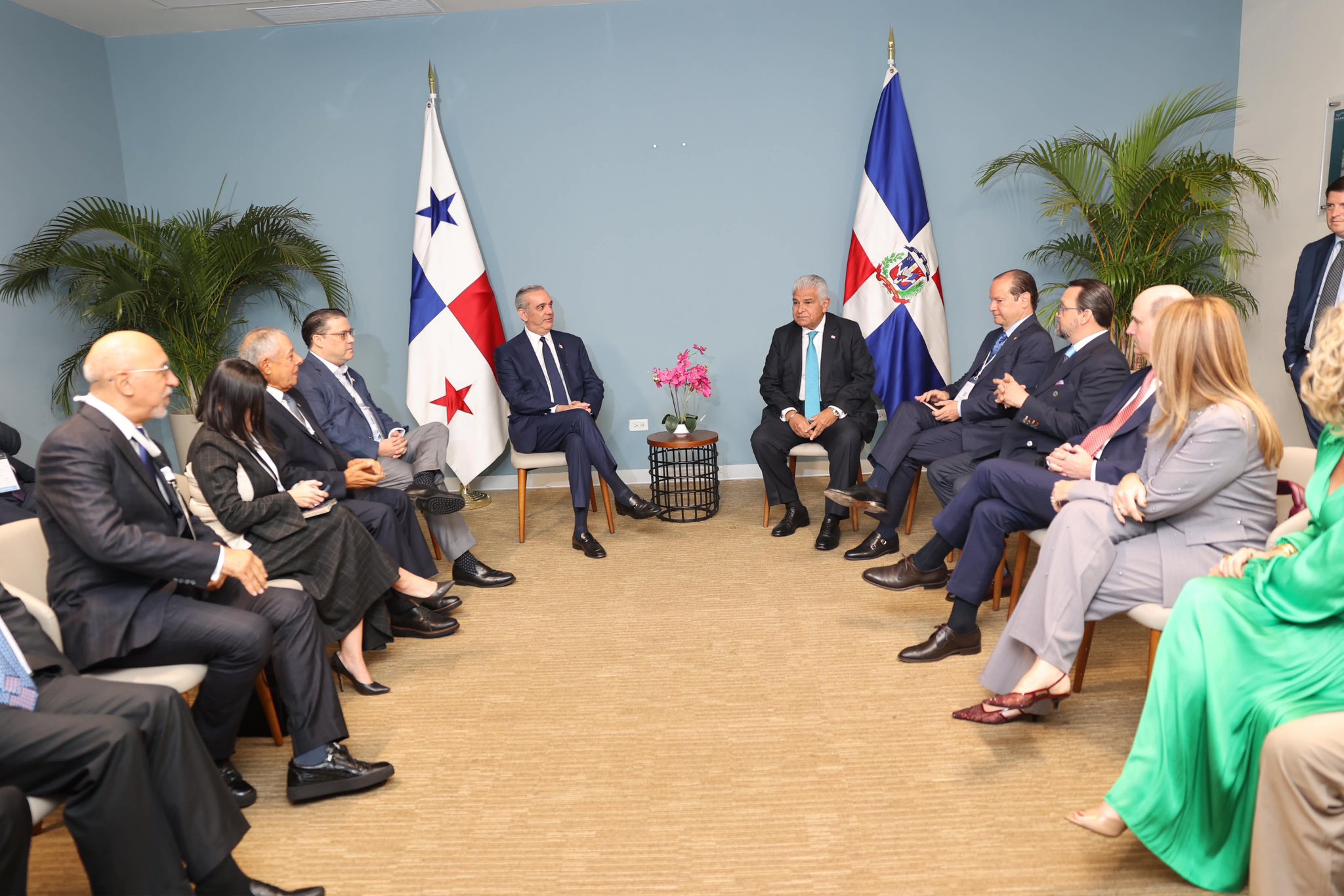Oportunidades de inversión centran encuentro de Abinader con empresarios panameños