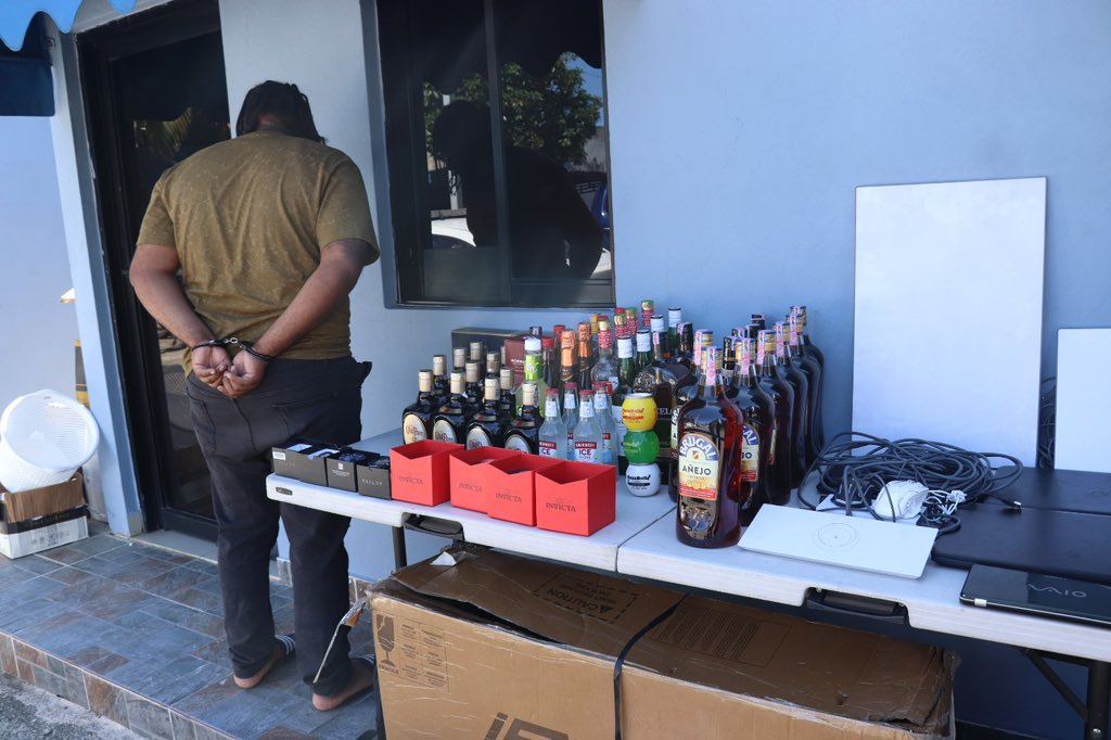 Estafa electrónica mediante internet satelital lleva a arresto de hombre en Santo Domingo Oeste