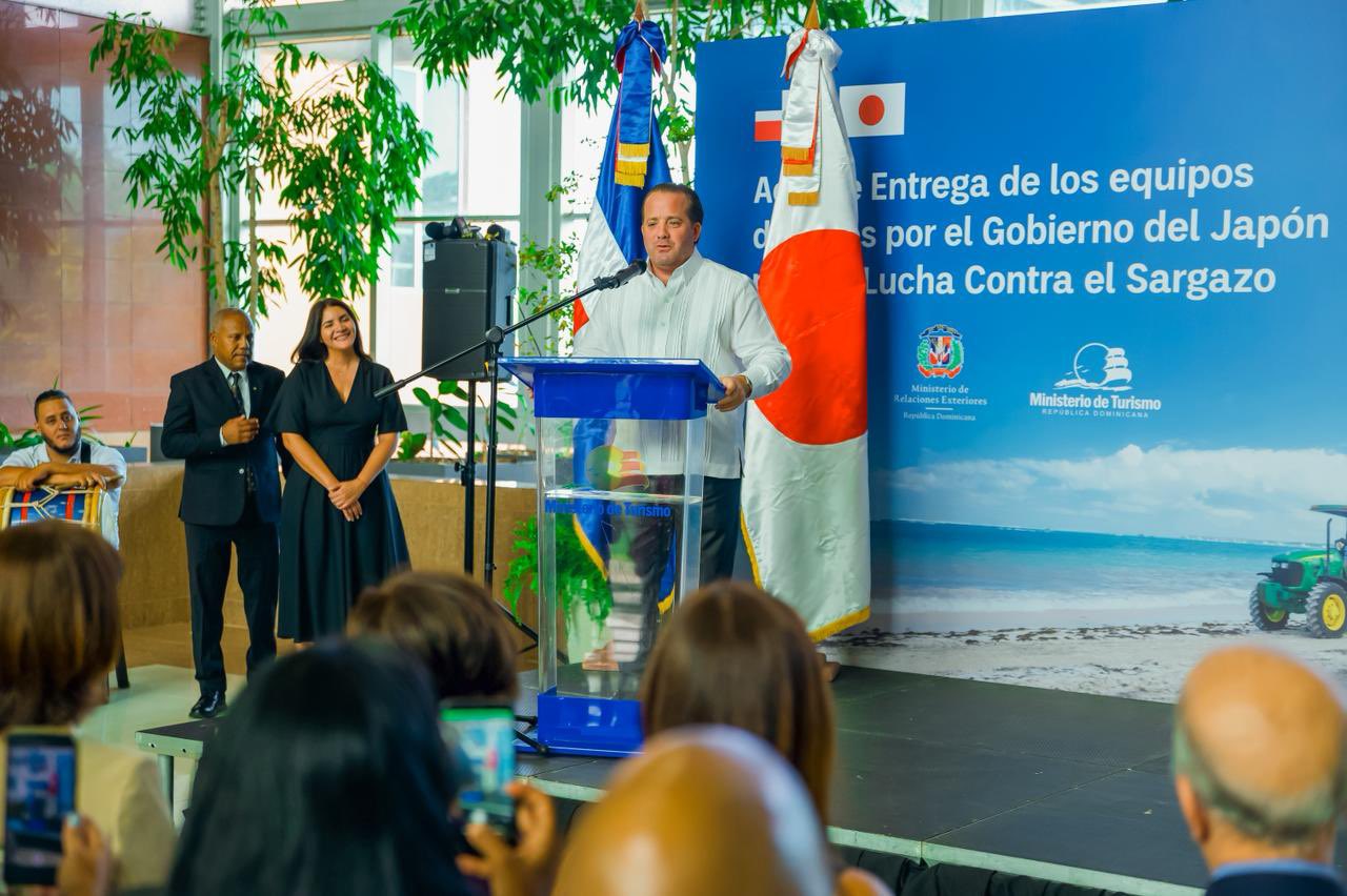 Sargazo impulsa cooperación entre República Dominicana y Japón con donación de equipos