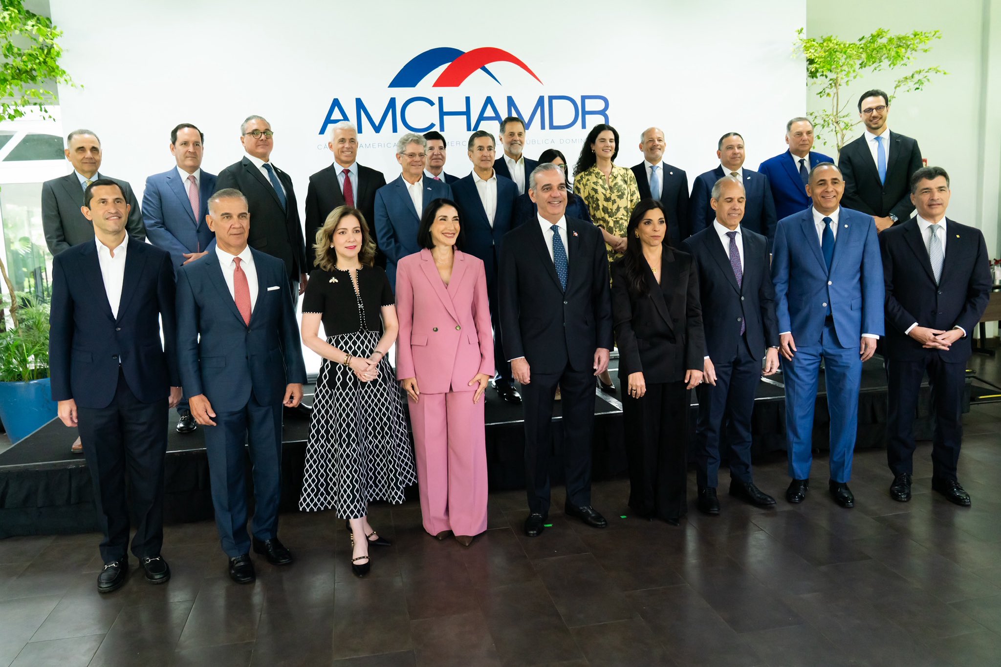 Alianzas público-privadas fueron destacadas por Raquel Arbaje durante un almuerzo de AMCHAMDR
