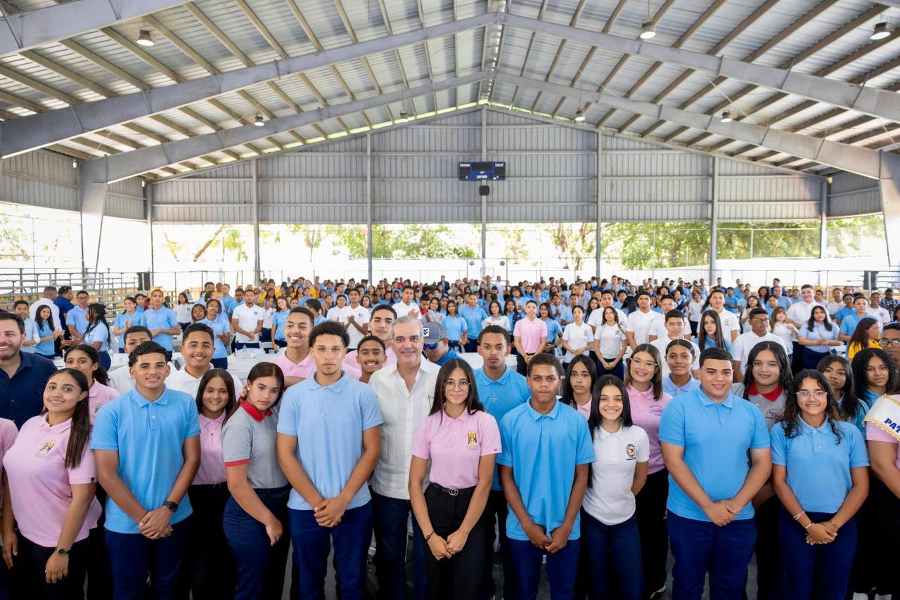 Diálogo estudiantil entre Abinader y jóvenes de Ocoa abordó educación, becas, formación técnica y nuevas oportunidades académicas