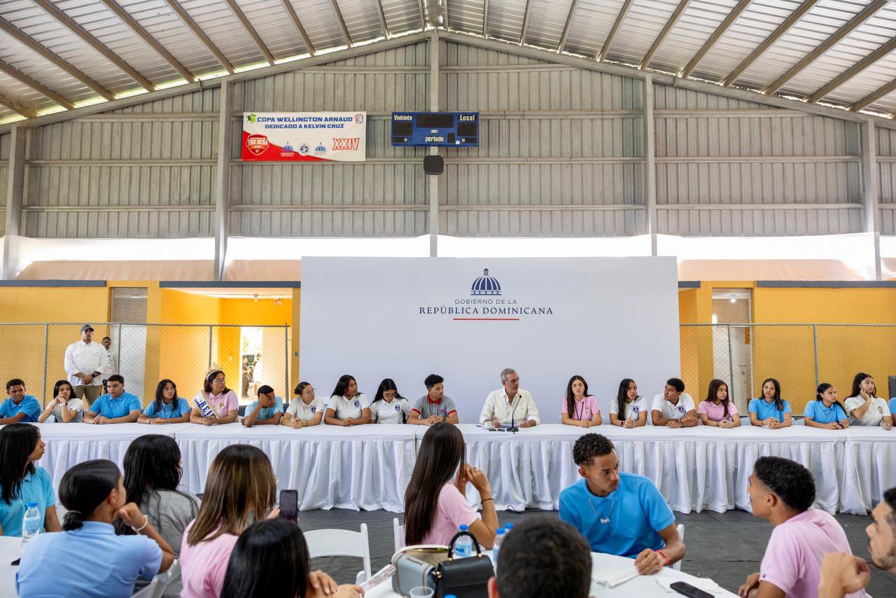 Diálogo estudiantil entre Abinader y jóvenes de Ocoa abordó educación, becas, formación técnica y nuevas oportunidades académicas