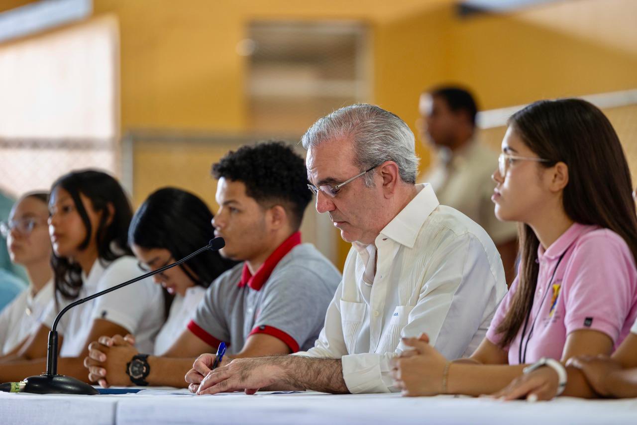 Diálogo estudiantil entre Abinader y jóvenes de Ocoa abordó educación, becas, formación técnica y nuevas oportunidades académicas
