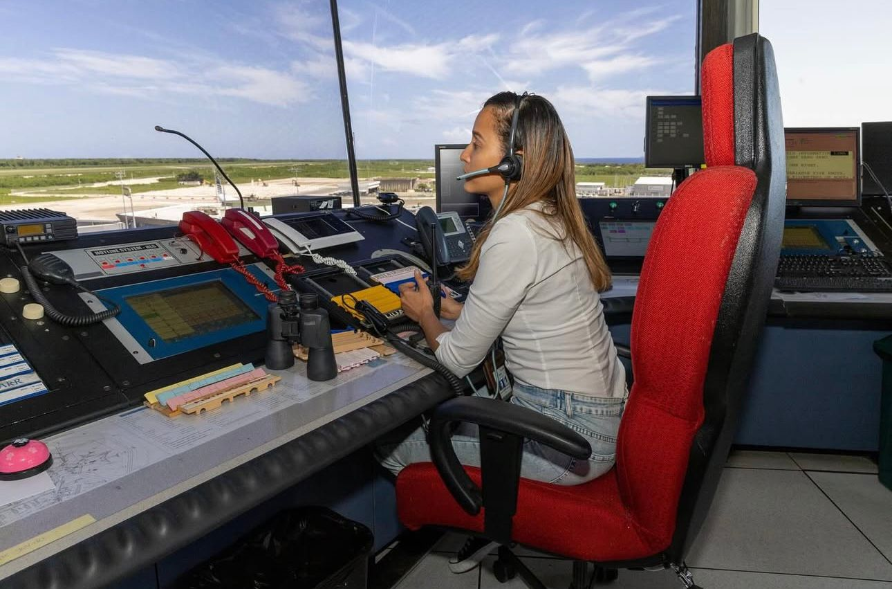 Potenciales controladores de aeródromos podrán aplicar al curso-concurso abierto por el IDAC