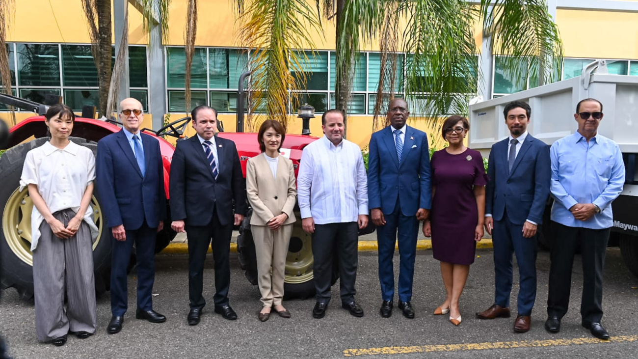 Sargazo impulsa cooperación entre República Dominicana y Japón con donación de equipos
