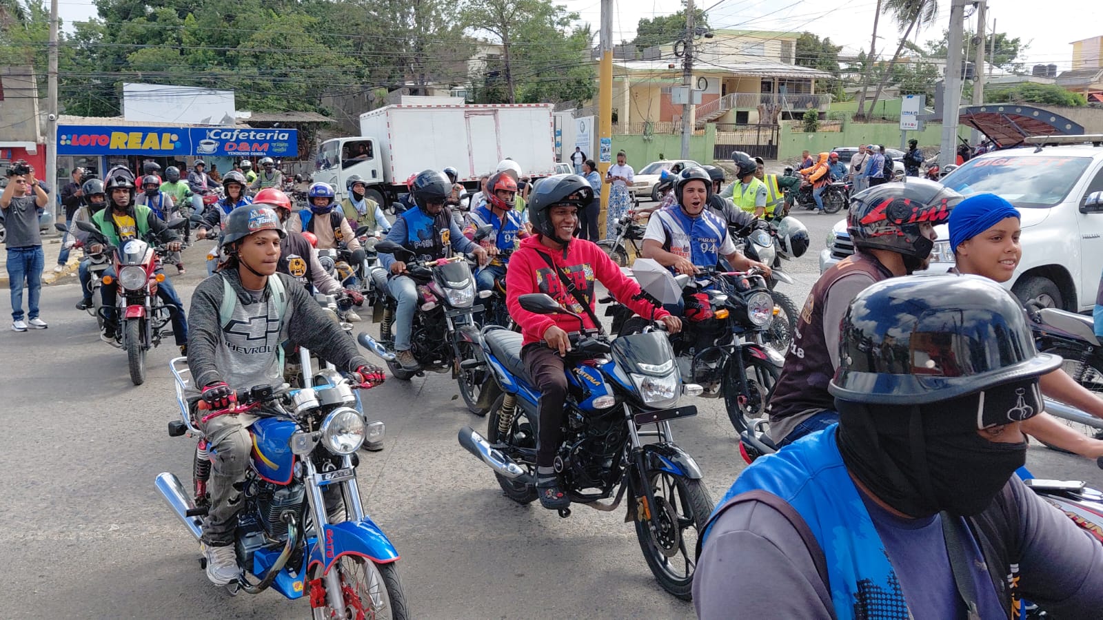 Mototaxistas protestan en Santiago contra el alza de combustibles y precios de licencias