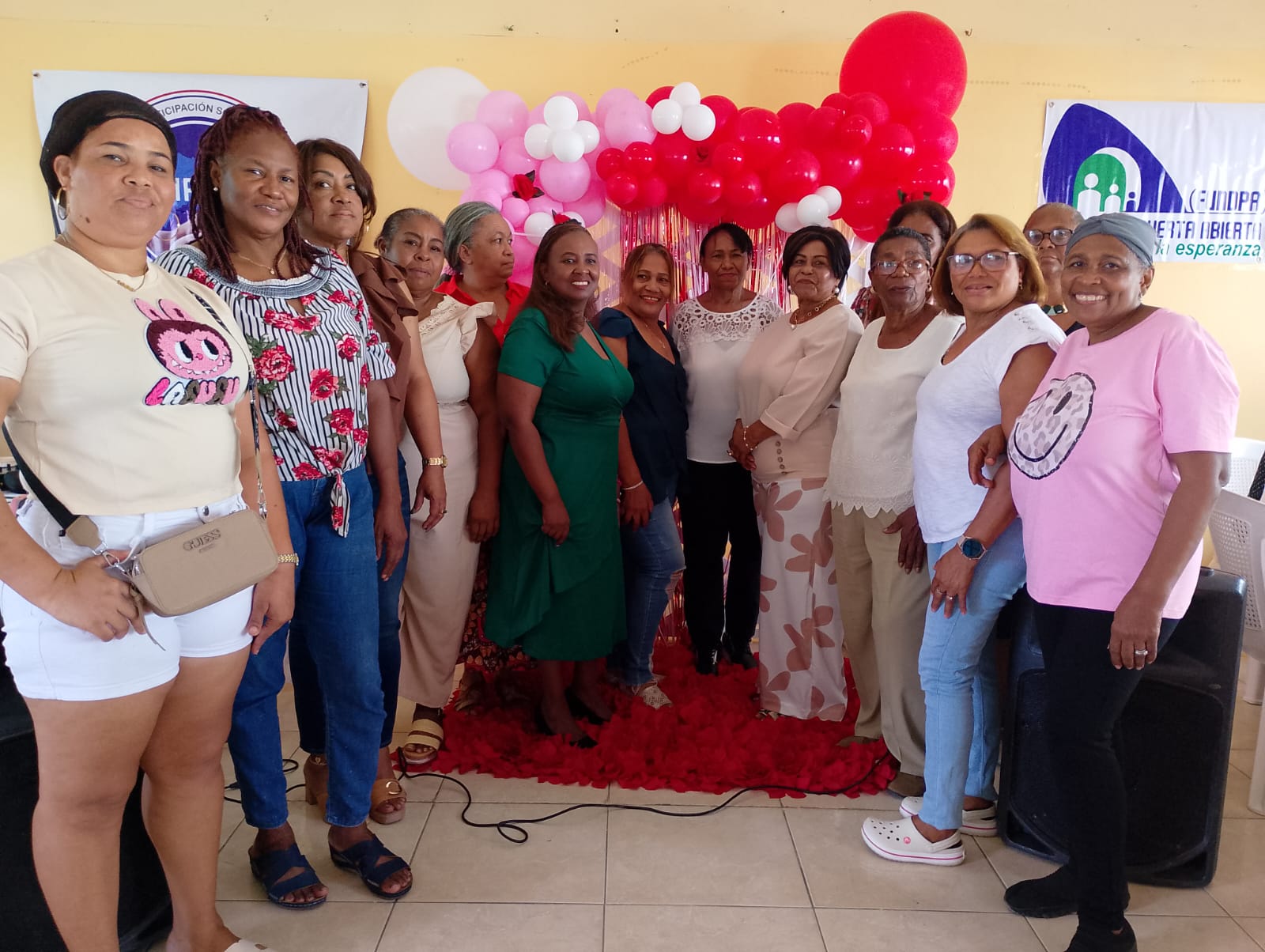 Madres son homenajeadas durante actividad en Santo Domingo Este durante una actividad comunitaria