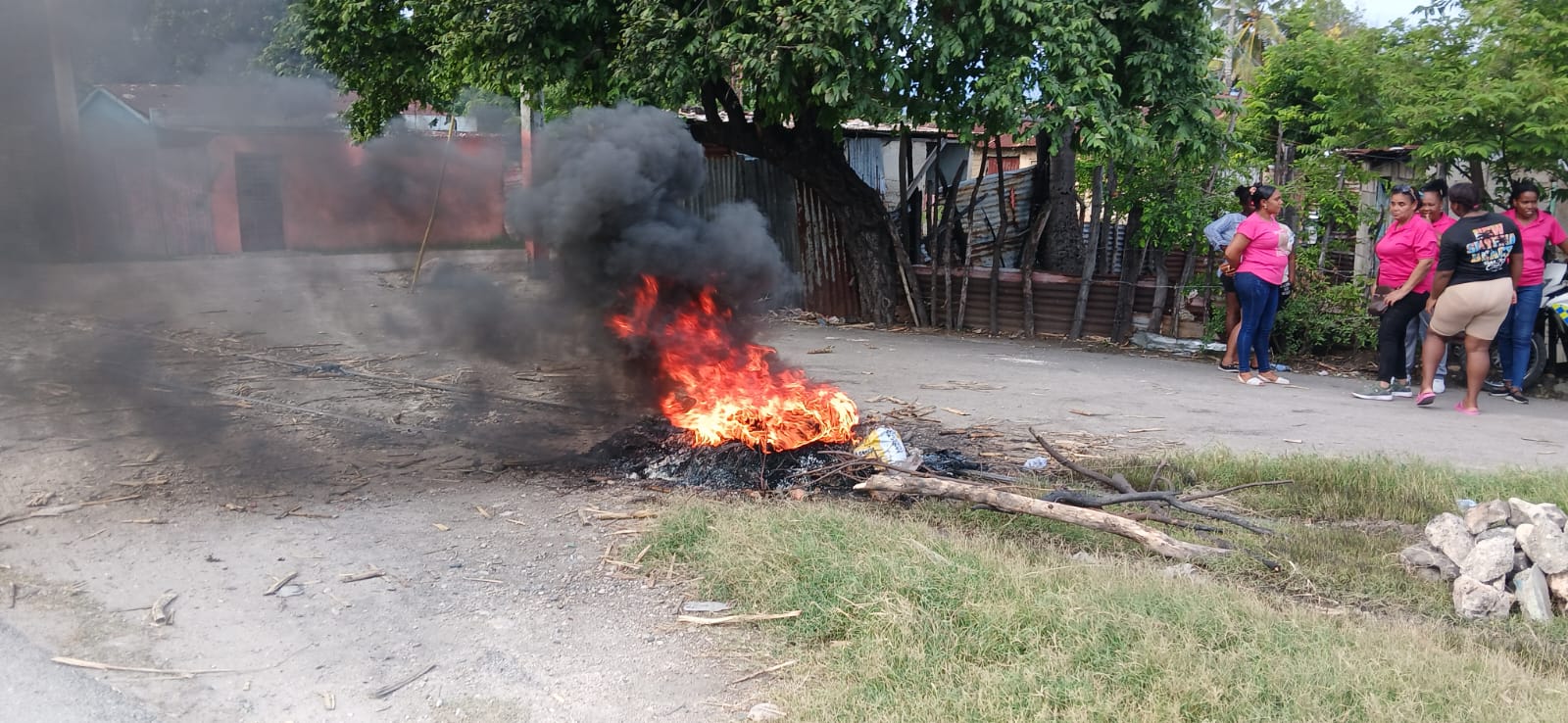 Contaminación industrial provoca protesta frente al CAC y EGE Haina en comunidades de Barahona