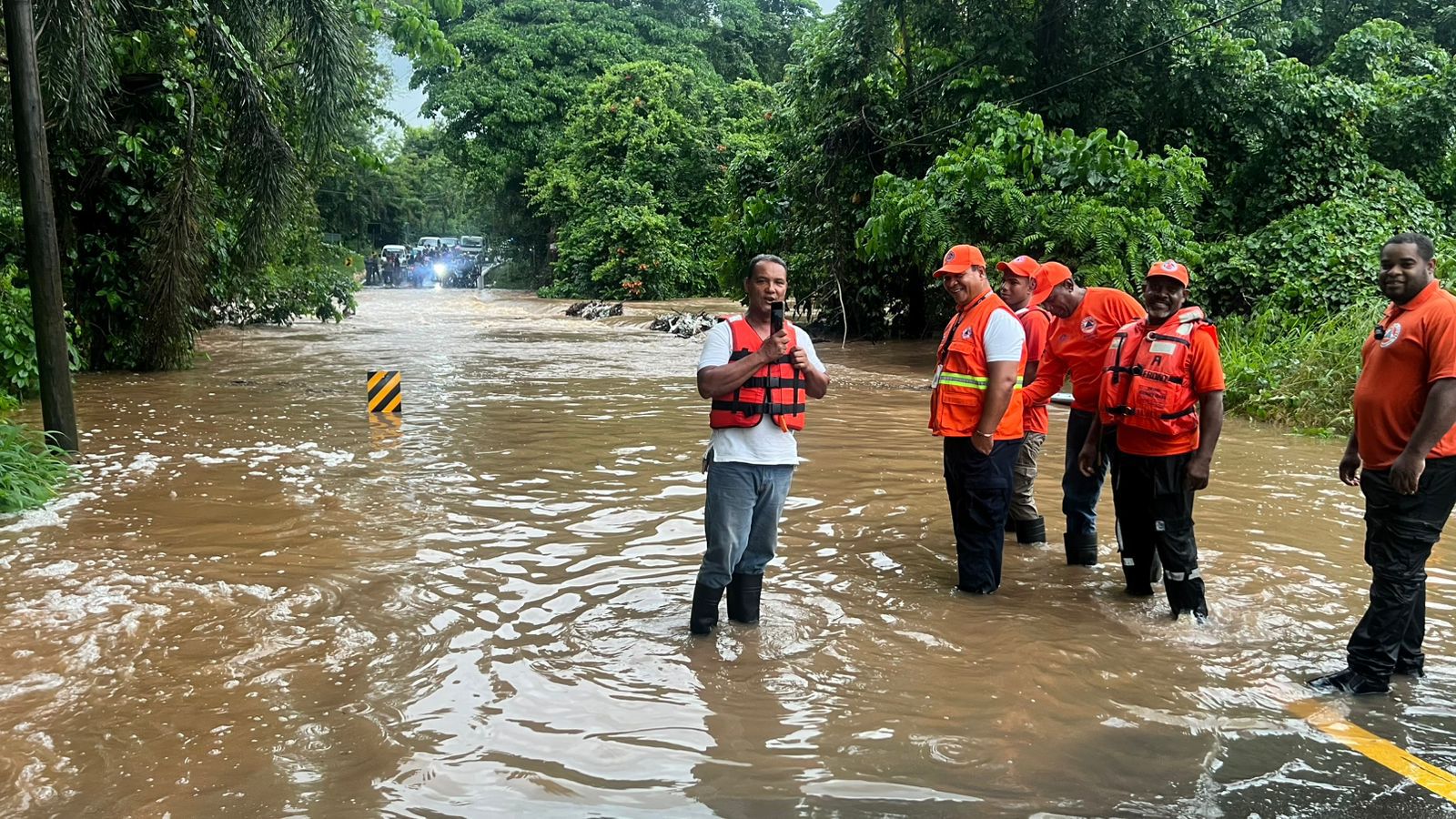 Rescate en Bayaguana permitió salvar a cuatro personas atrapadas por la crecida del río Comatillo