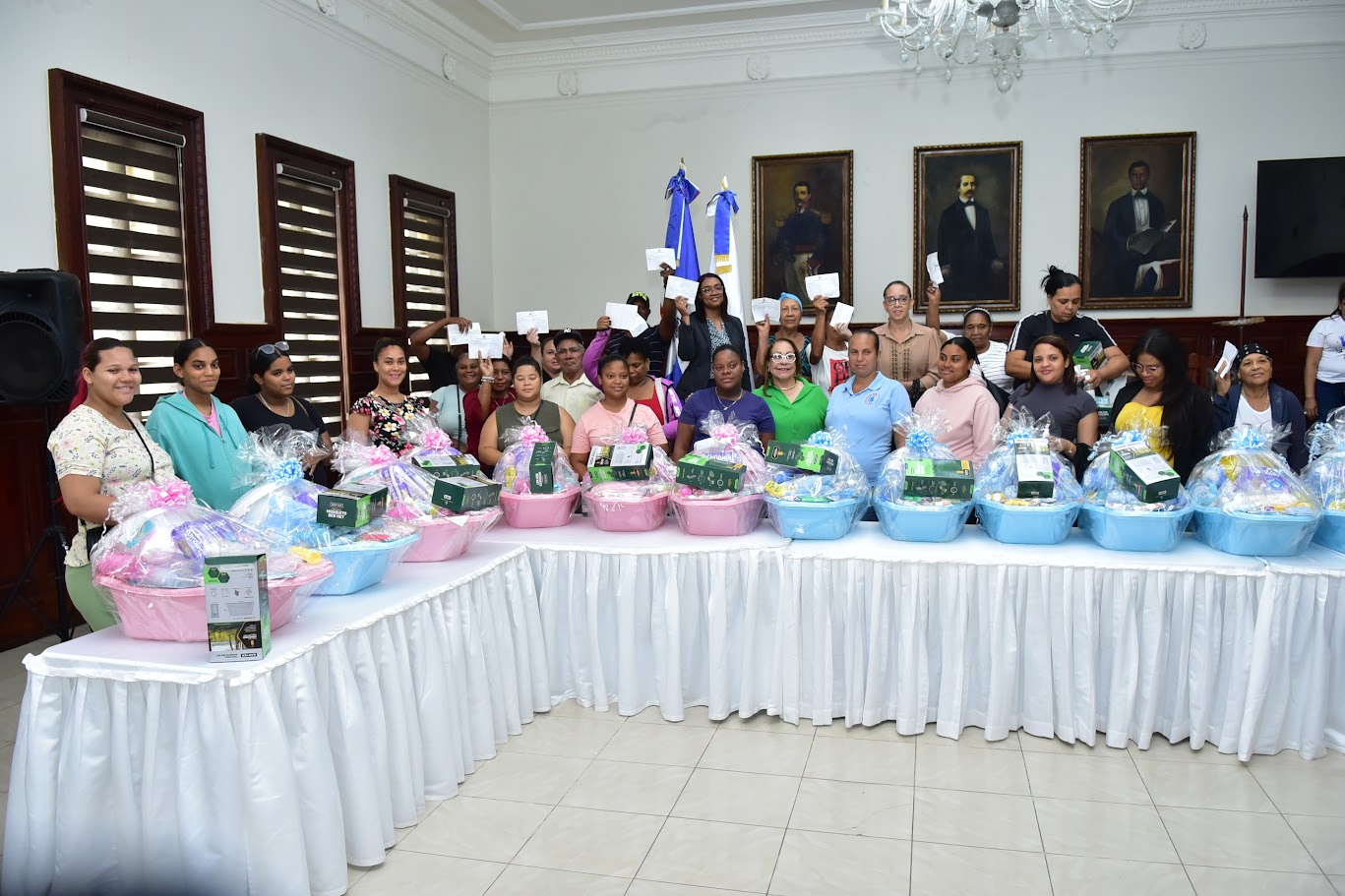 Madres santiagueras recibieron ayudas sociales y reconocimiento durante actividad encabezada por la gobernadora Rosa Santos