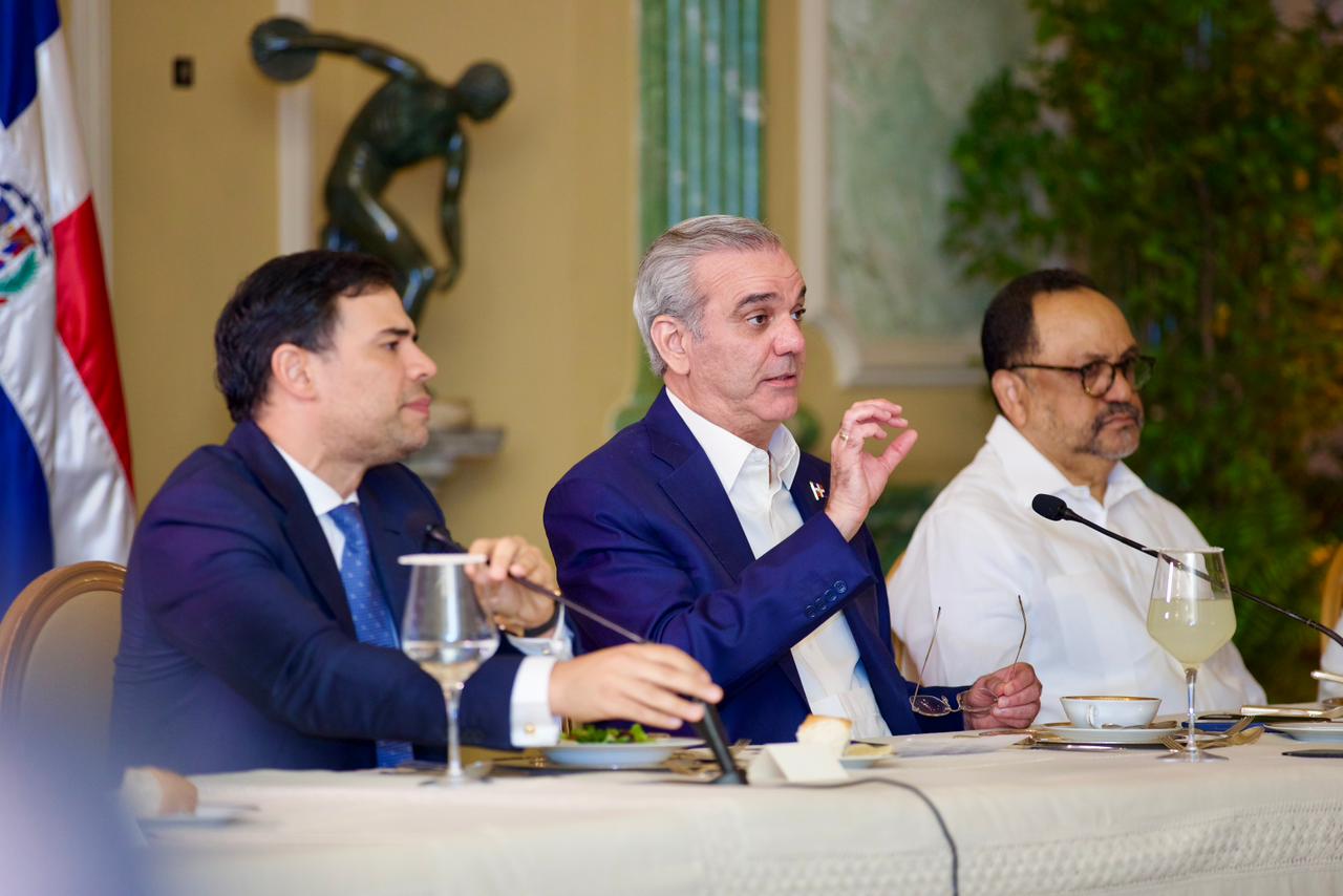 Clase artística recibe respaldo del presidente Luis Abinader en encuentro cultural