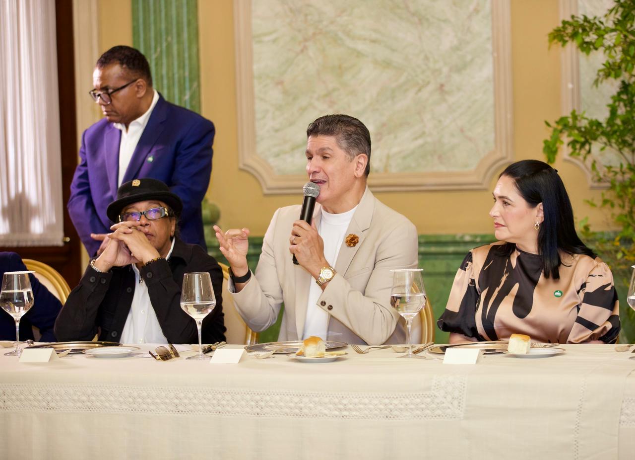 Clase artística recibe respaldo del presidente Luis Abinader en encuentro cultural