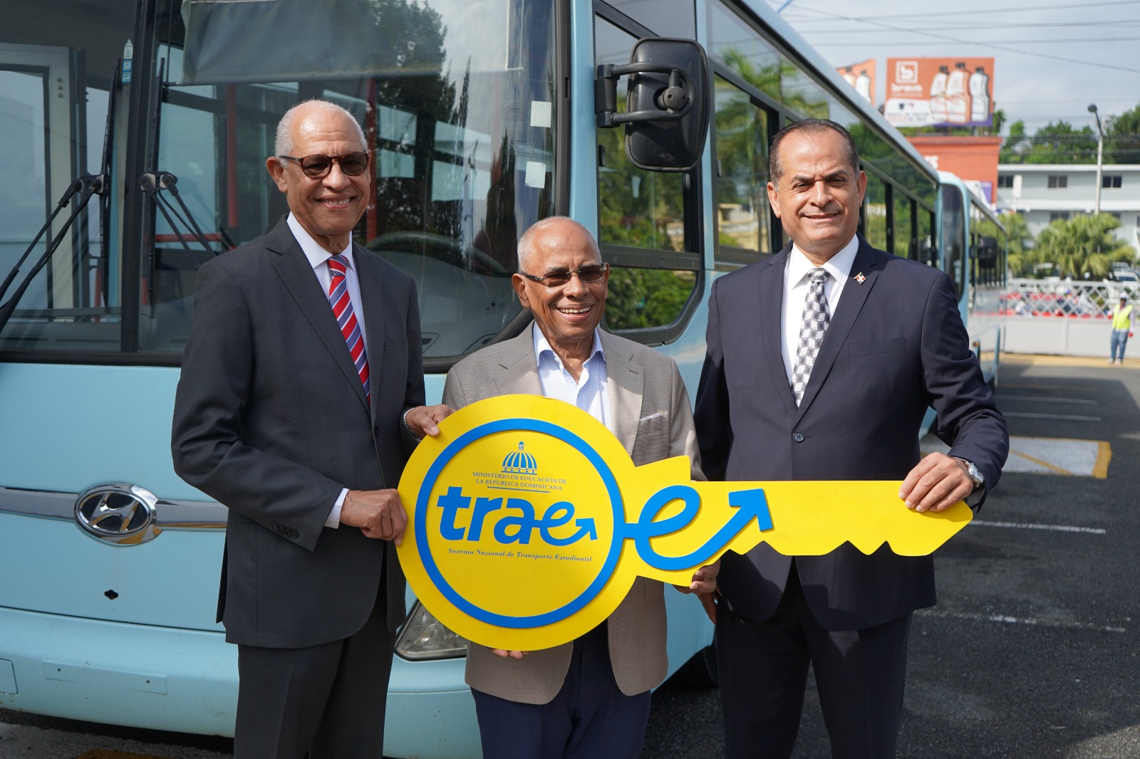Transporte estudiantil del ITSC será fortalecido con la entrega de dos autobuses por parte de TRAE y OMSA