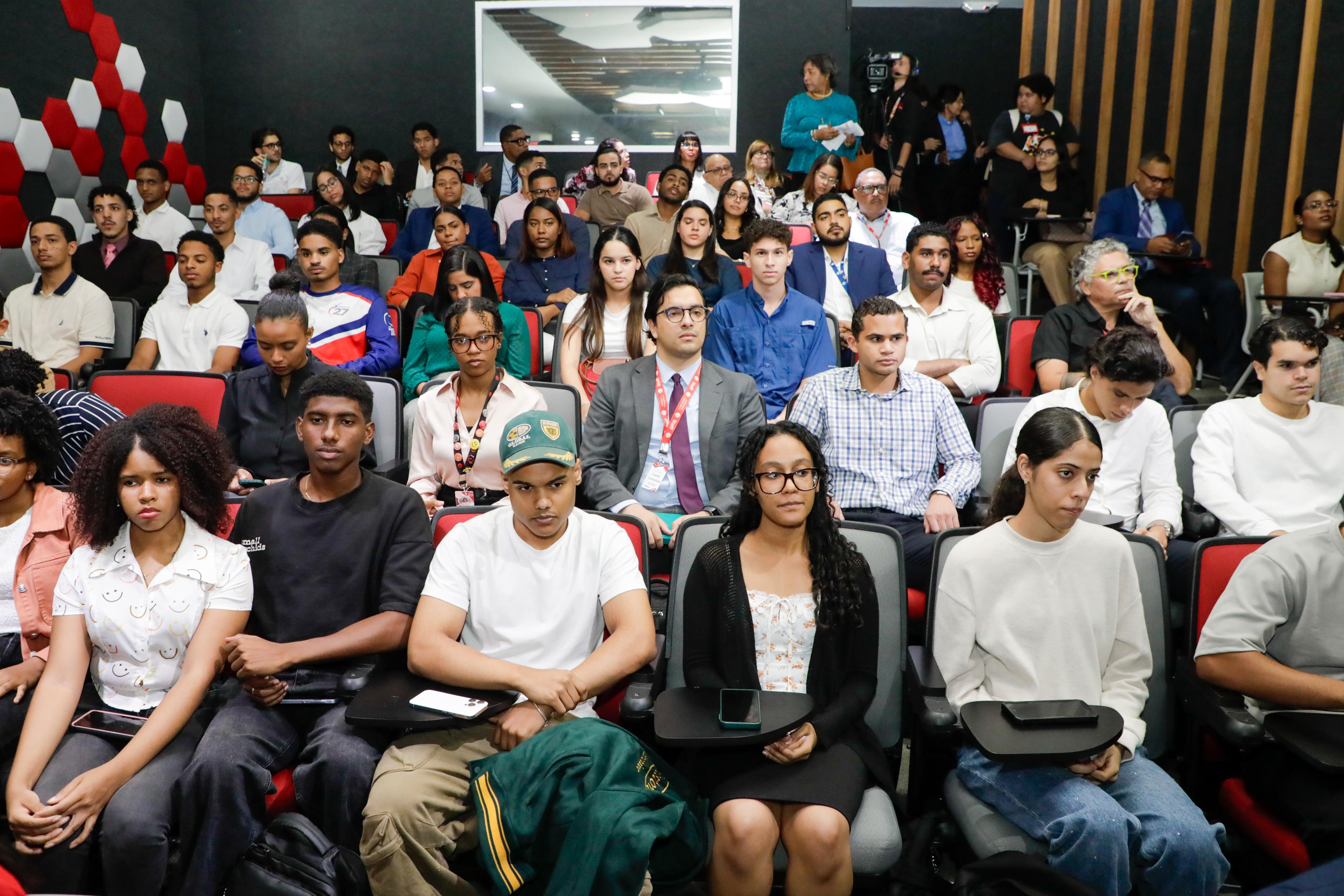 Justicia social y estabilidad económica centran discurso de Abinader durante encuentro académico en Intec