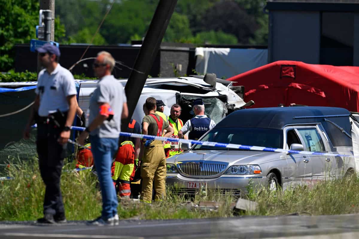 Accidente Bélgica dejó cuatro muertos, incluidos dos menores, tras choque entre un tren y minibús escolar