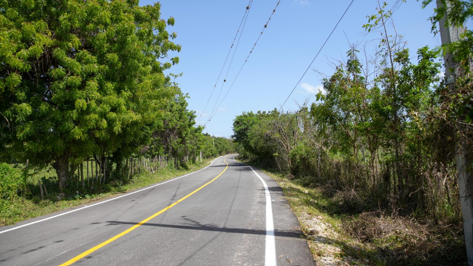 Carretera Enriquillo-El Higüero fortalecerá turismo, comercio y conectividad en el sur del país