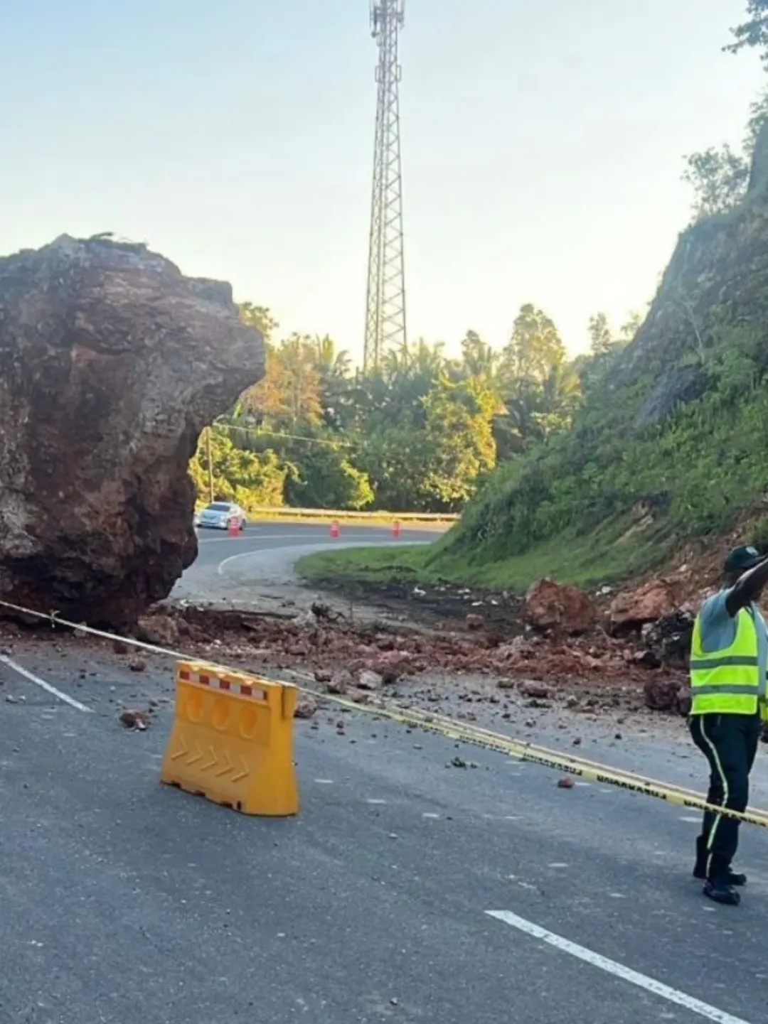 Autopista del Nordeste: una roca cayó en el kilómetro 82 próximo a Majagual