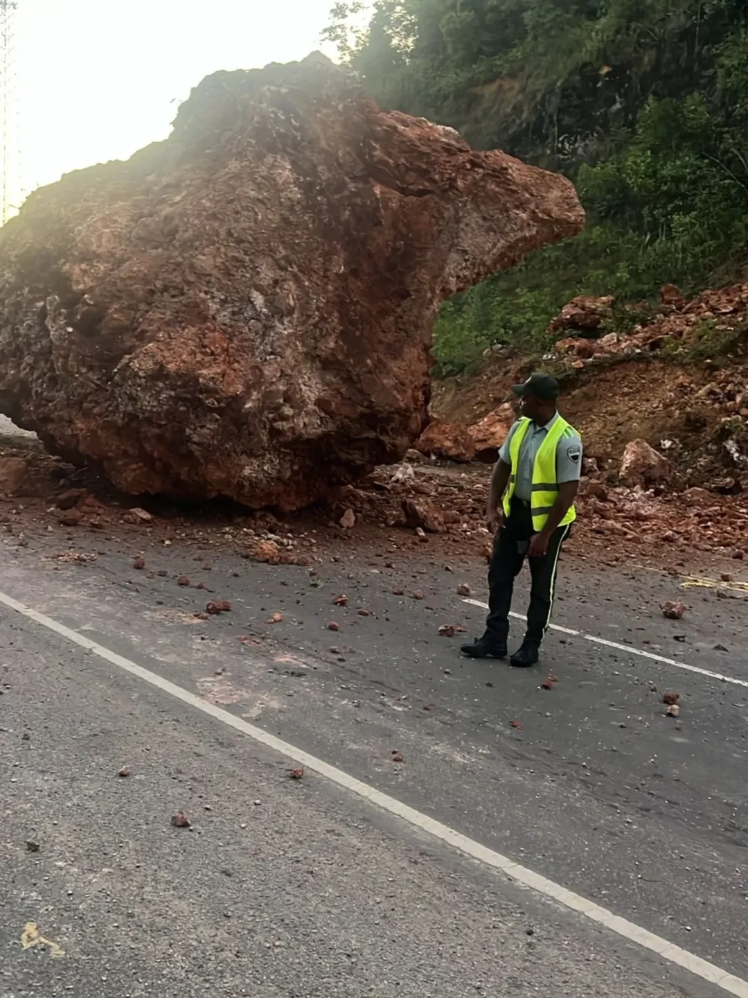 Autopista del Nordeste: una roca cayó en el kilómetro 82 próximo a Majagual
