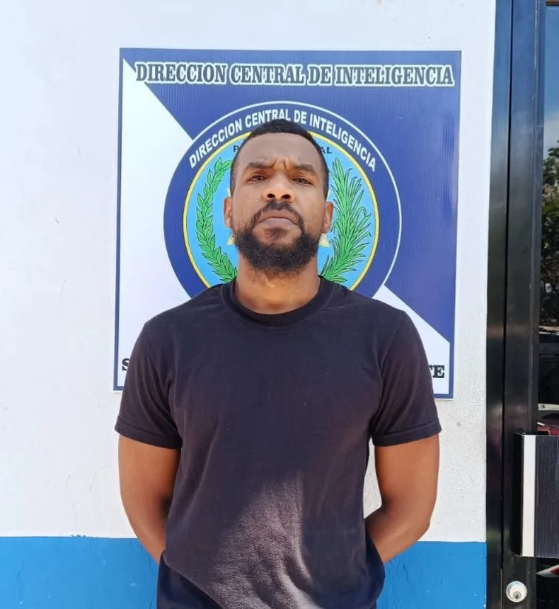 "Choquito" arrestado en SPM durante allanamiento donde ocupan fusiles escopetas y cientos de municiones