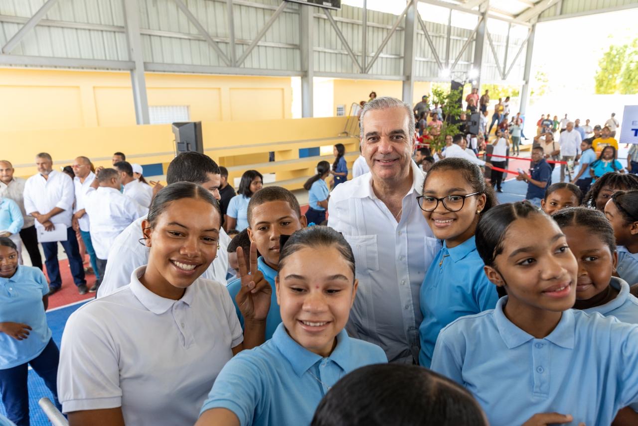 Techado escolar en Duvergé fue inaugurado por Abinader con una inversión de RD$45.5 millones para beneficiar a 388 estudiantes.