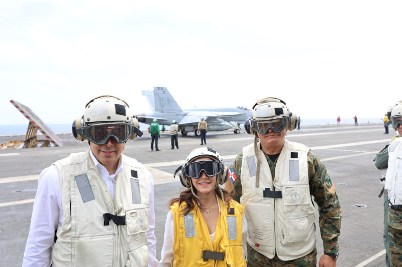 Visita a USS Nimitz reúne a David Collado y autoridades dominicanas en recorrido por portaaviones de EE. UU.