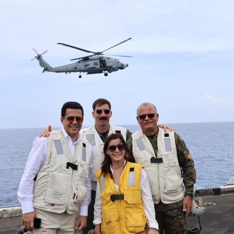 Visita a USS Nimitz reúne a David Collado y autoridades dominicanas en recorrido por portaaviones de EE. UU.
