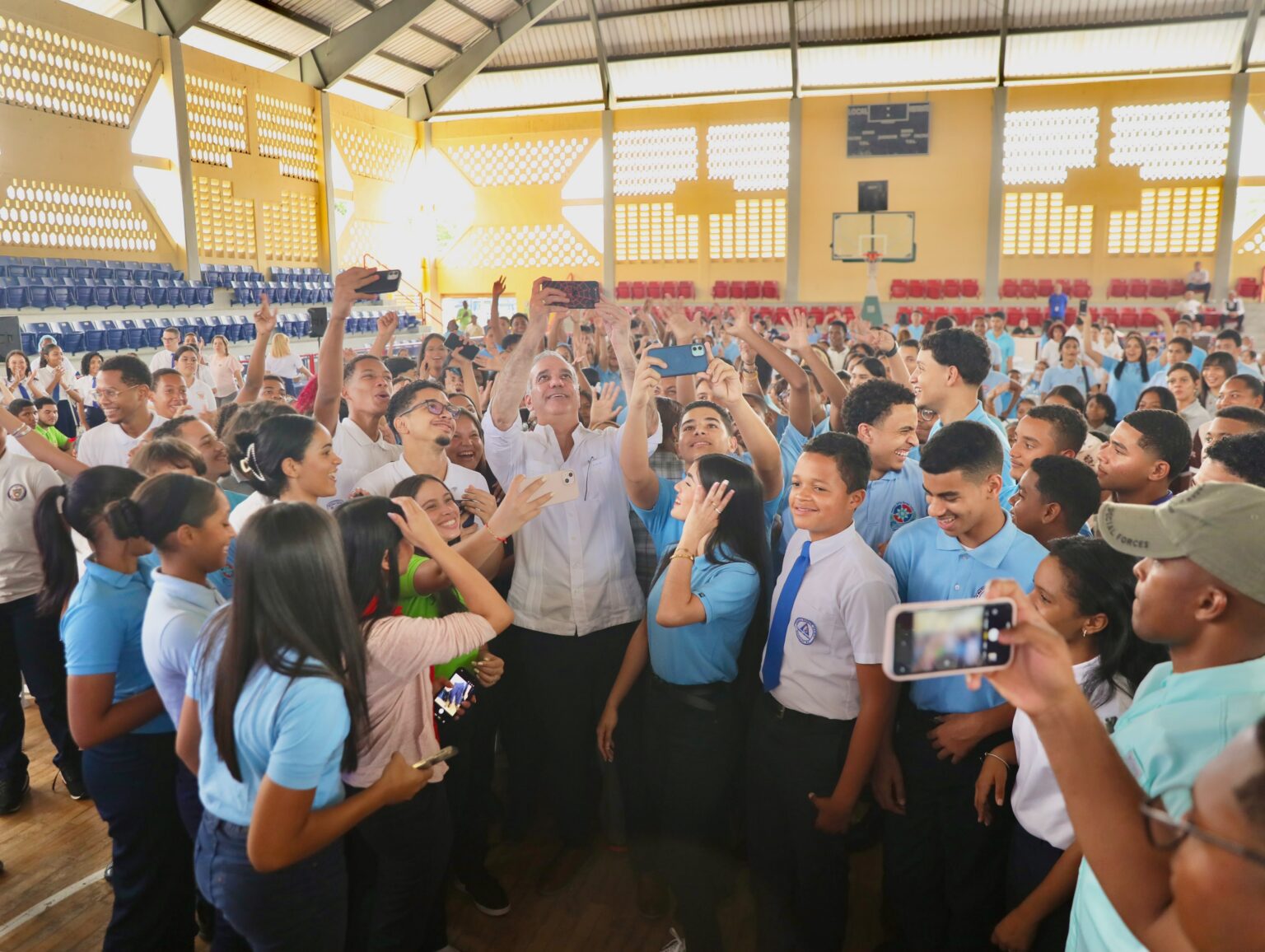 Becas anticipadas: Abinader dispone evaluar solicitudes desde quinto de bachillerato para evitar retrasos