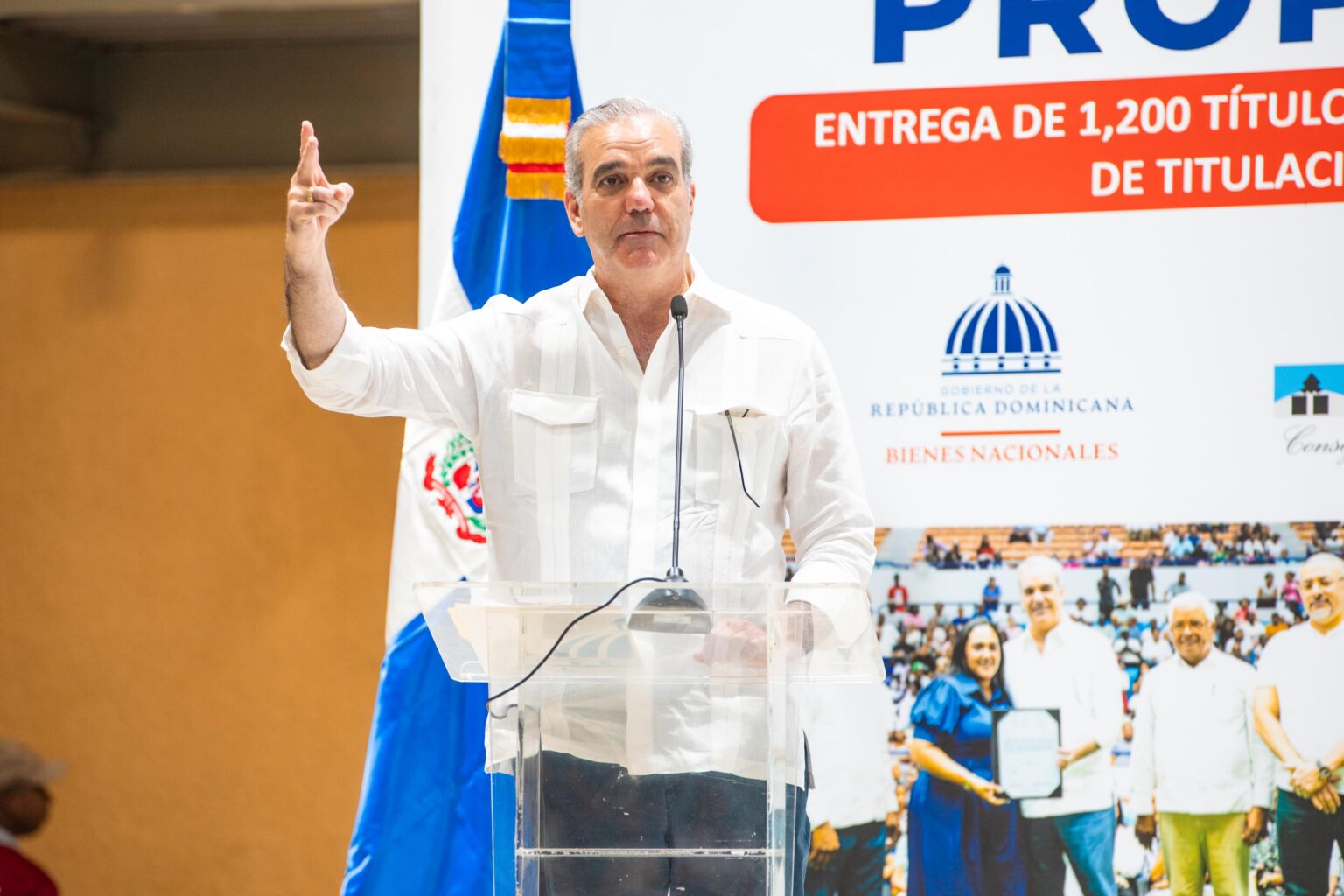 Títulos de propiedad benefician a 6,395 personas con entrega de 1,279 documentos encabezada por Abinader