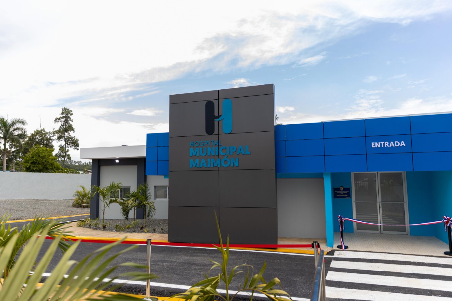 Hospital Municipal de Maimón es entregado remozado y ampliado por Abinader con nueva emergencia y centro de primer nivel