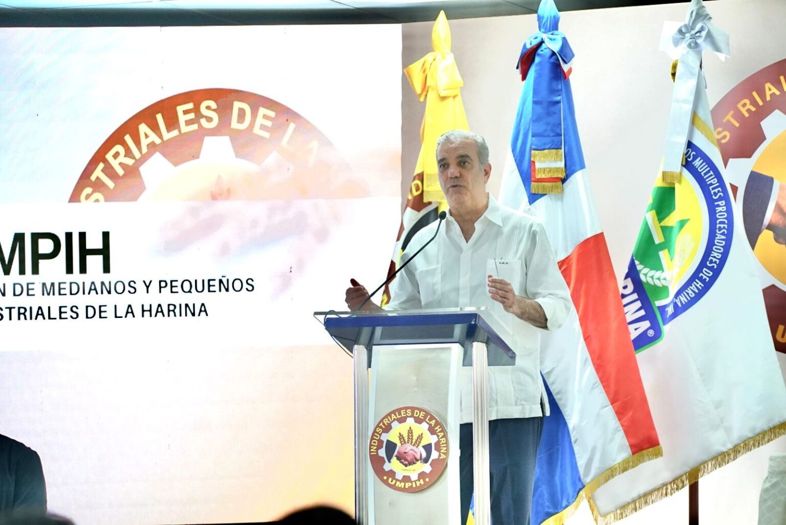 Precios del pan seguirán respaldados por apoyo del Gobierno a productores de harina, afirma Abinader