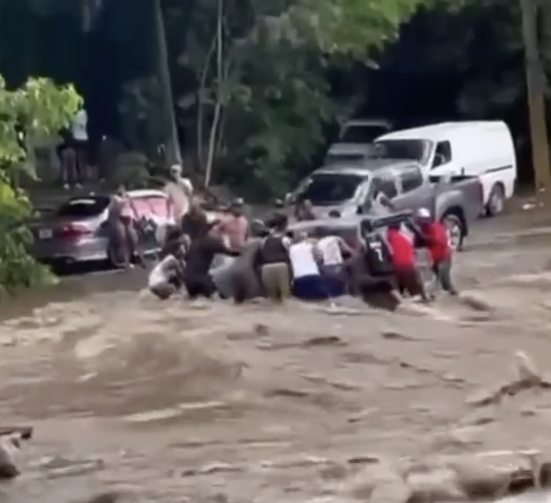Crecida repentina del río Inaje alarma a decenas de bañistas durante asueto de Corpus Christi en Dajabón