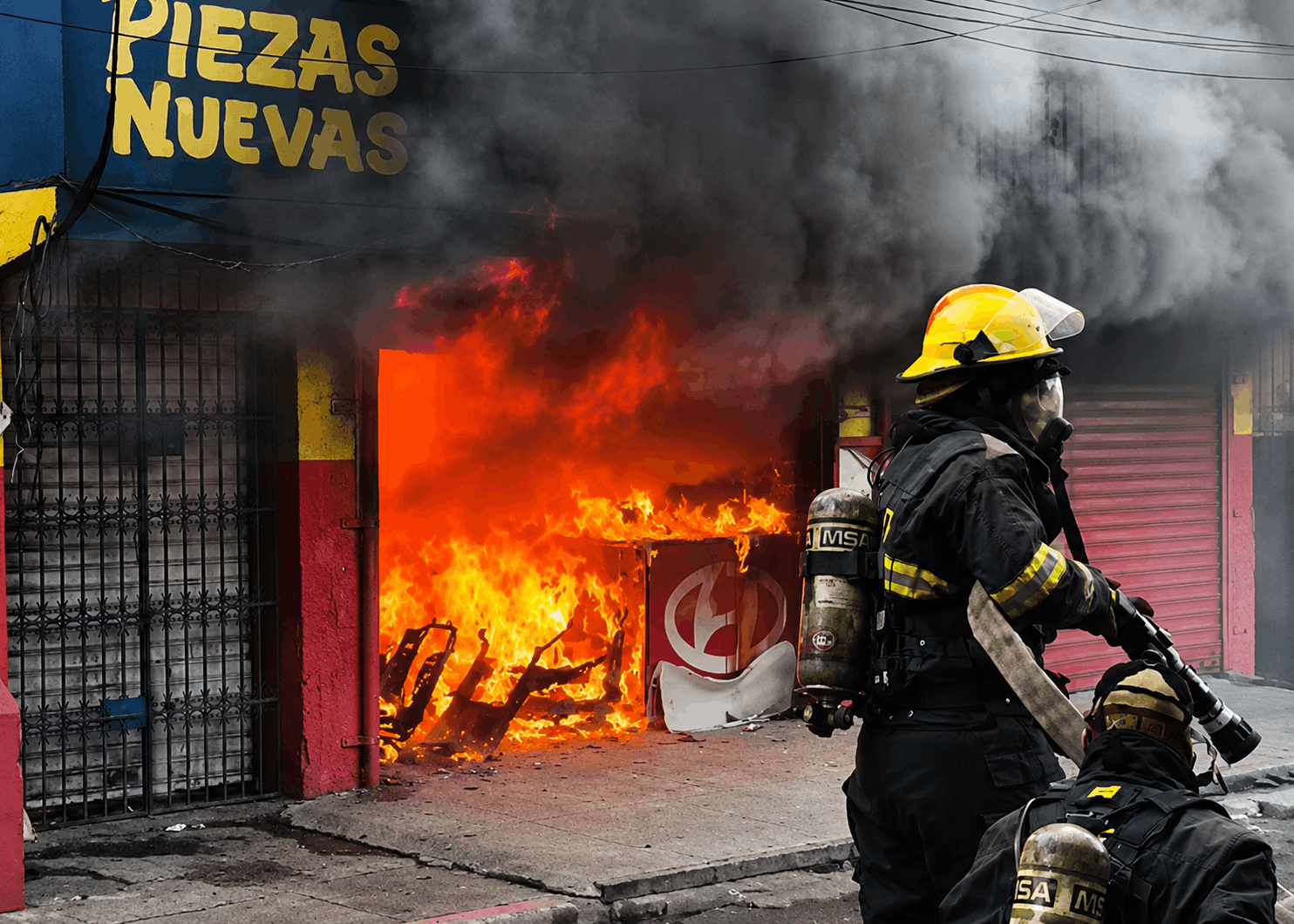 Un incendio afectó un negocio de auto repuestos en Los Ciruelitos, donde bomberos acudieron para controlar el fuego