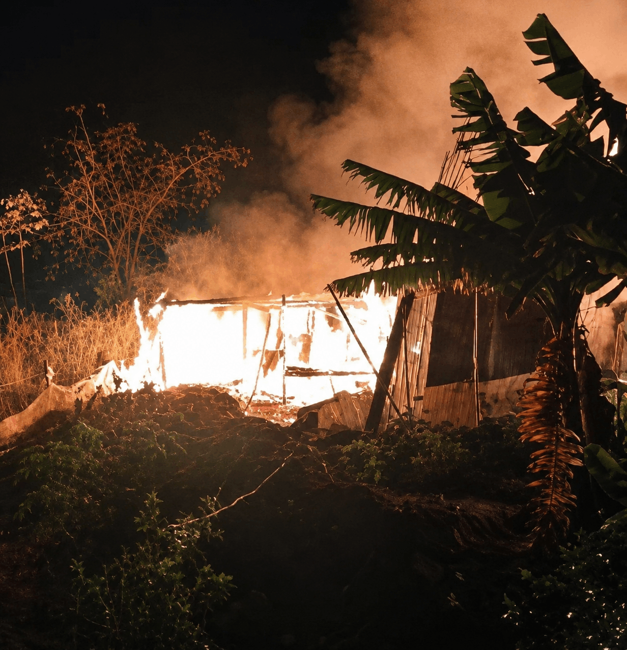 Incendio en Jarabacoa afecta al menos siete viviendas y autoridades investigan origen del siniestro