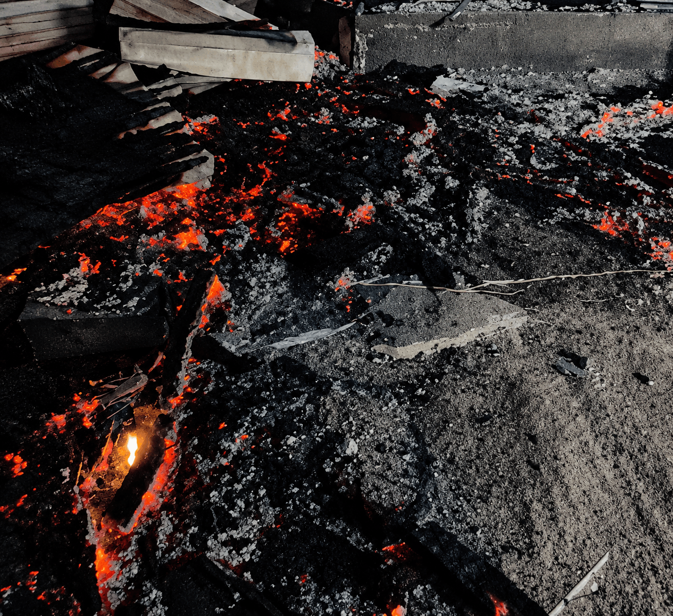 Incendio en Jarabacoa afecta al menos siete viviendas y autoridades investigan origen del siniestro